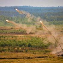 图为一辆UR-77陨星扫雷车投掷了98码长的地雷线, 哪些会在6码宽的路径上引爆附近的地雷. 乌克兰和俄罗斯军队都使用这种AEV.